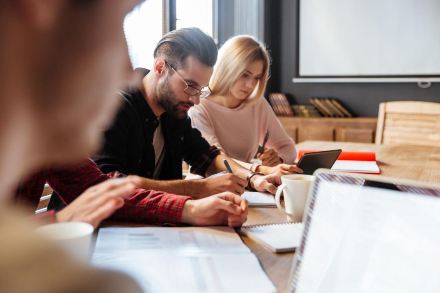 Moderne Arbeitsplätze mit verschiedenen Geräten für optimale Systemkonfiguration